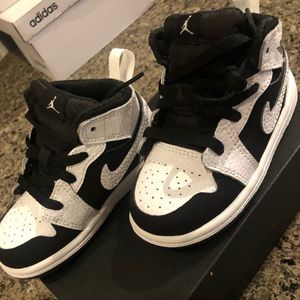 Jordan 1 mid black white toddler shoe